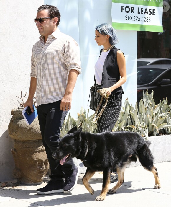 Nicole Richie (fille de Lionel) et sa fille Harlow promènent leur chien Iro à West Hollywood, le 13 août 2014.