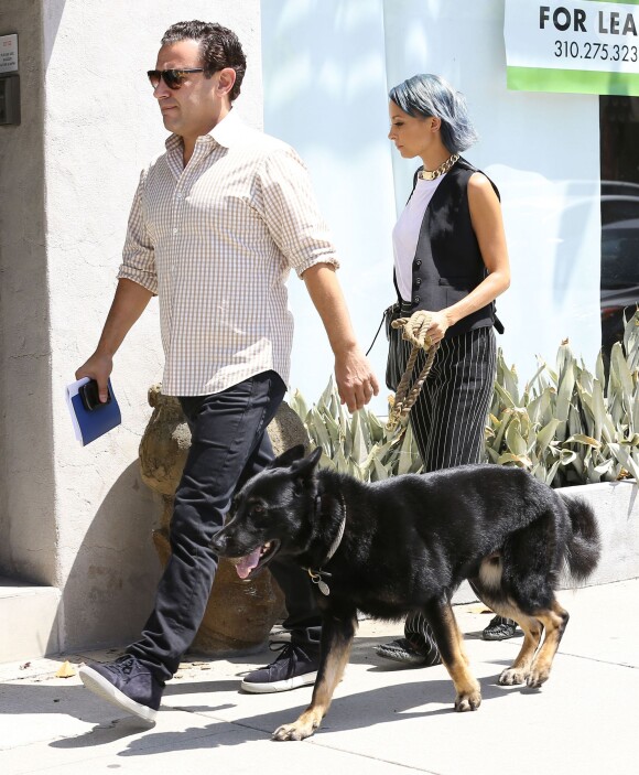 Nicole Richie et sa fille Harlow promènent leur chien Iro à West Hollywood, le 13 août 2014.