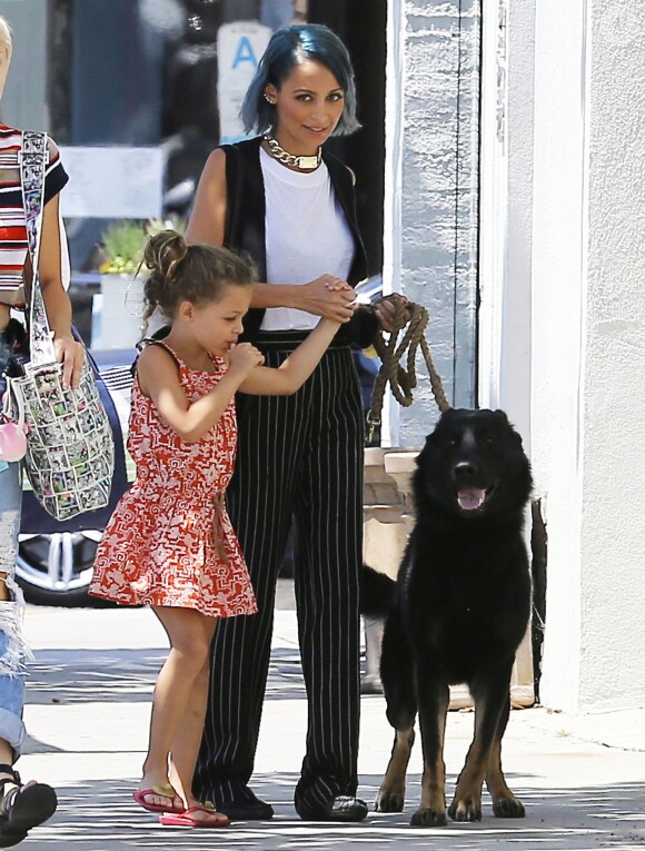 Nicole Richie et sa fille Harlow promènent leur chien Iro à West Hollywood, le 13 août 2014.