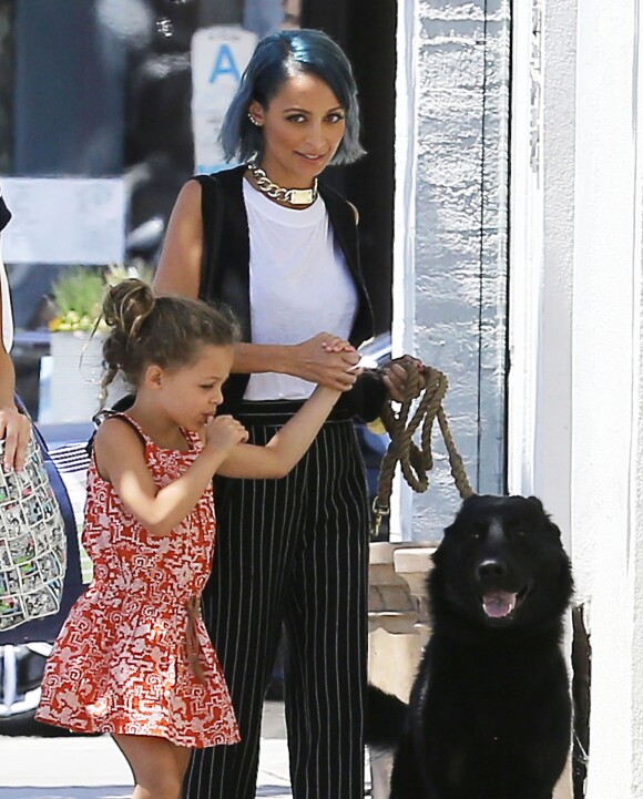 Nicole Richie et sa fille Harlow promènent leur chien Iro à West Hollywood, le 13 août 2014.
