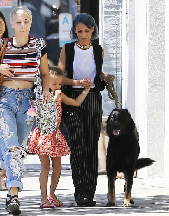 Nicole Richie et sa fille Harlow promènent leur chien Iro à West Hollywood, le 13 août 2014.