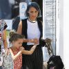 Nicole Richie et sa fille Harlow promènent leur chien Iro à West Hollywood, le 13 août 2014.