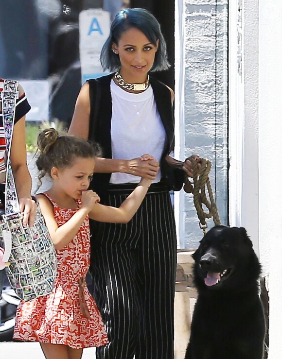 Nicole Richie et sa fille Harlow promènent leur chien Iro à West Hollywood, le 13 août 2014.