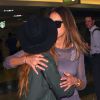 Jessica Alba arrive à l'aéroport LAX de Los Angeles. Le 14 août 2014. Elle est accompagnée de sa maquilleuse et meilleure amie, Lauren Andersen, à qui elle dit aurevoir de manière tendre