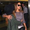 Jessica Alba arrive à l'aéroport LAX de Los Angeles. Le 14 août 2014. Elle est accompagnée de sa maquilleuse et meilleure amie, Lauren Andersen
