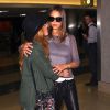 Jessica Alba arrive à l'aéroport LAX de Los Angeles. Le 14 août 2014. Elle est accompagnée de sa maquilleuse et meilleure amie, Lauren Andersen