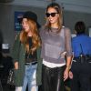 Jessica Alba arrive à l'aéroport LAX de Los Angeles. Le 14 août 2014. Elle est accompagnée de sa maquilleuse et meilleure amie, Lauren Andersen