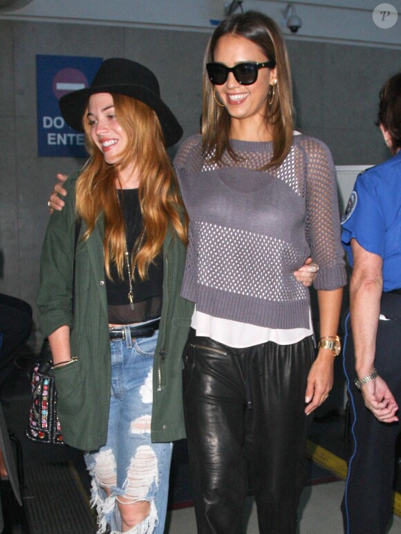 Jessica Alba, accueillie par sa coach, arrive à l'aéroport LAX de Los Angeles. Le 14 août 2014  51502442 'Sin City' actress Jessica Alba arriving on a flight at LAX airport in Los Angeles, California on August 14, 2014. Jessica's personal trainer has talked about how she's stayed in such good shape, having to work at it by exercising and eating right. 'What Jess understands is the 80/20 rule. While it's fun to occasionally go for fancy diners, have dessert and a glass of wine, it's equally important to prepare most of your meals during the week.'14/08/2014 - Los Angeles