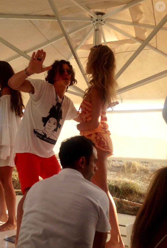 Exclusif - L'acteur Orlando Bloom et Lykke Glommen s'amusent dans un restaurant d'Ibiza. Le 6 août 2014.