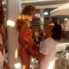 Exclusif - L'acteur Orlando Bloom, en vacances à Ibiza, semble être tombée sous le charme de la jolie Suédoise Lykke Glommen. Les voici très proches dans un restaurant situé sur une plage privée, le 6 août 2014.
