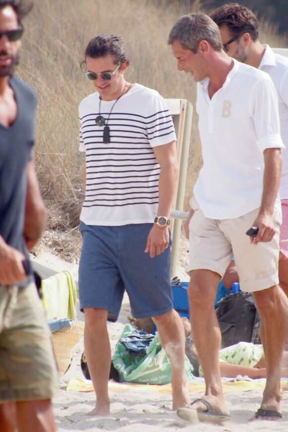 Orlando Bloom (habillé d'une marinière), en vacances à Ibiza. Le 1er août 2014.