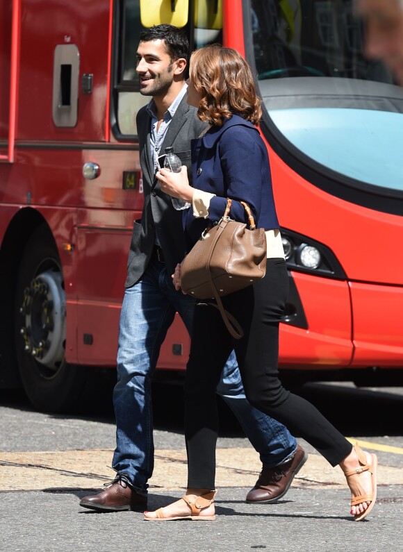 Exclusif - Gemma Arterton a été rejointe par son nouveau compagnon, l'assistant-réalisateur français Franklin Ohanessian, sur le tournage de son nouveau film A hundred Streets. L'actrice et son compagnon se sont promenés main dans la main dans les rues de Chelsea à Londres le 9 août 2014