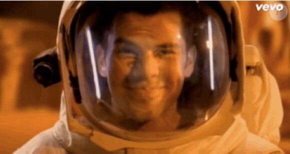 Eli Swanson en cosmonaute dans le clip Oops !... I did it again de Britney Spears.
