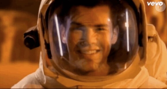 Eli Swanson en cosmonaute dans le clip Oops !... I did it again de Britney Spears.