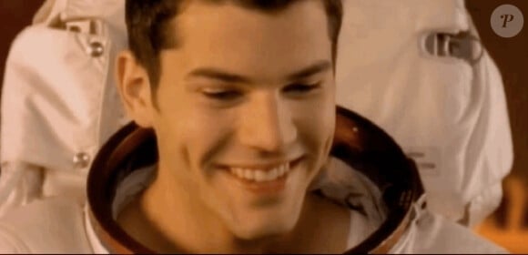 Eli Swanson en cosmonaute dans le clip Oops !... I did it again de Britney Spears.