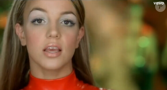Britney Spears dans le clip Oops ! I did it again, en 2000.