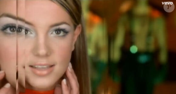 La chanteuse Britney Spears dans le clip Oops ! I did it again, en 2000.