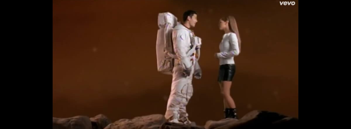 Vidéo : Britney Spears et Eli Swanson dans le clip Oops ! I did it again, en 2000. - Purepeople
