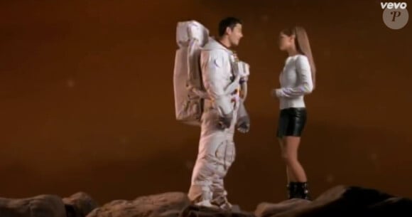 Britney Spears et Eli Swanson dans le clip Oops ! I did it again, en 2000.