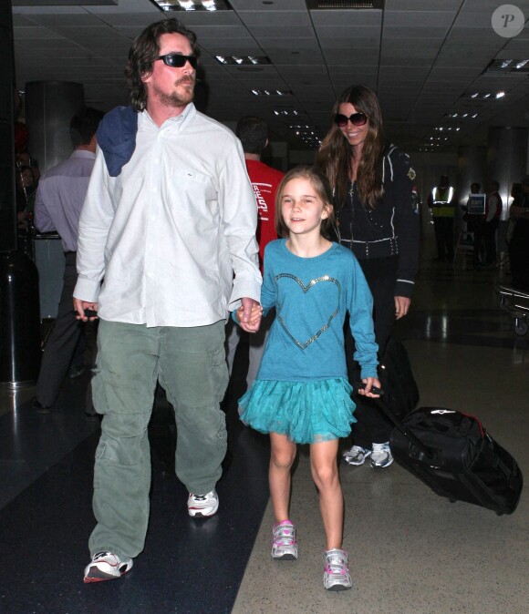 Christian Bale, sa femme Sibi Blazic et leur fille Emmeline arrivant à l'aéroport de Los Angeles, le 31 janvier 2013