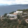 La maison de vacances du roi Willem-Alexander des Pays-Bas et de la reine Maxima dans le Péloponnèse est au coeur d'une polémique, en août 2014 : 461 000 euros ont été dépensés pour la location du terrain du voisin pour y ériger une clôture destinée à assurer la sécurité et l'intimité du ménage royal. Image RTL Nieuws.