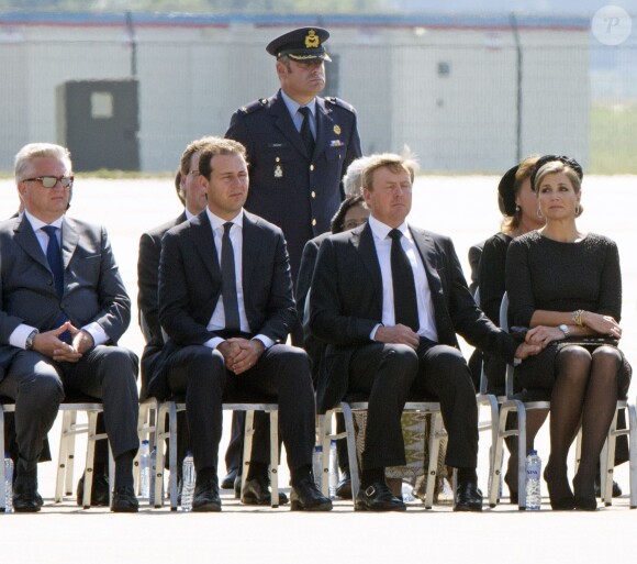 Le roi Willem-Alexander et la reine Maxima des Pays-Bas lors du rapatriement des dépouilles des victimes du vol MH 17 de la Malaysia Airlines le 23 juillet 2014 à Eindhoven