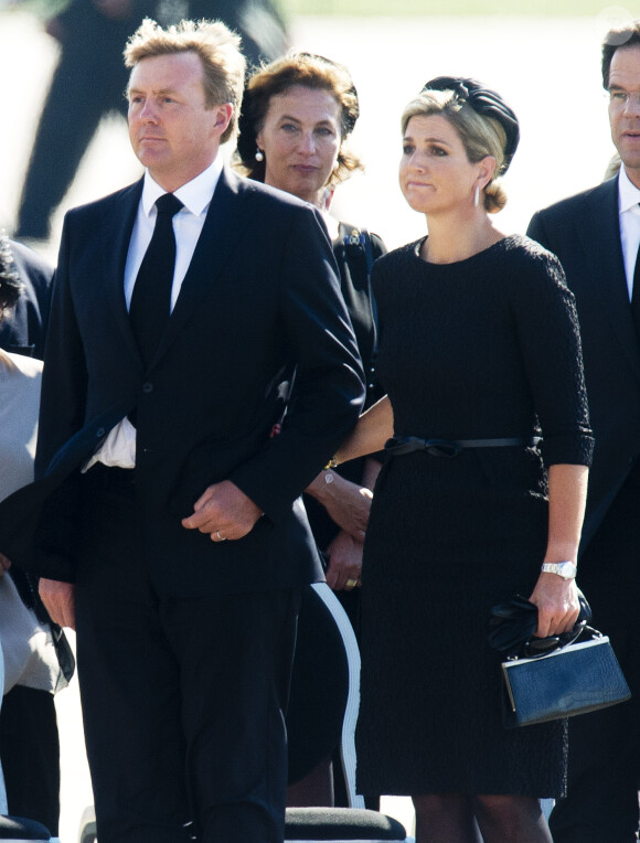 Le roi Willem-Alexander et la reine Maxima des Pays-Bas lors du rapatriement des dépouilles des victimes du vol MH 17 de la Malaysia Airlines le 23 juillet 2014 à Eindhoven