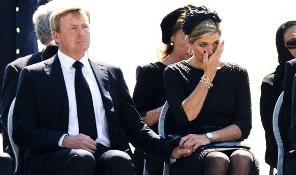 Le roi Willem-Alexander et la reine Maxima des Pays-Bas lors du rapatriement des dépouilles des victimes du vol MH 17 de la Malaysia Airlines le 23 juillet 2014 à Eindhoven