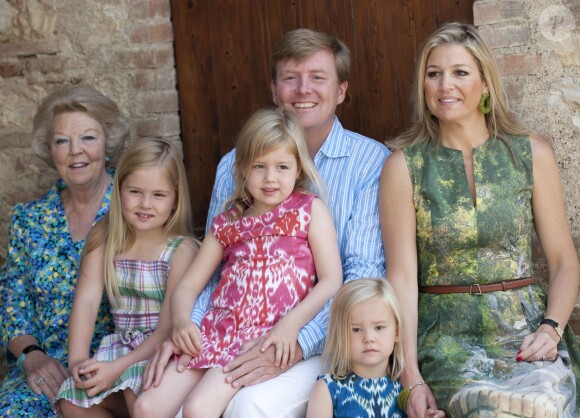 Willem-Alexander et Maxima des Pays-Bas en juillet 2011 lors de leurs vacances avec leurs filles et Beatrix des Pays-Bas à Tavarnelle, en Toscane.