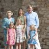Willem-Alexander et Maxima des Pays-Bas en juillet 2011 lors de leurs vacances avec leurs filles et Beatrix des Pays-Bas à Tavarnelle, en Toscane.