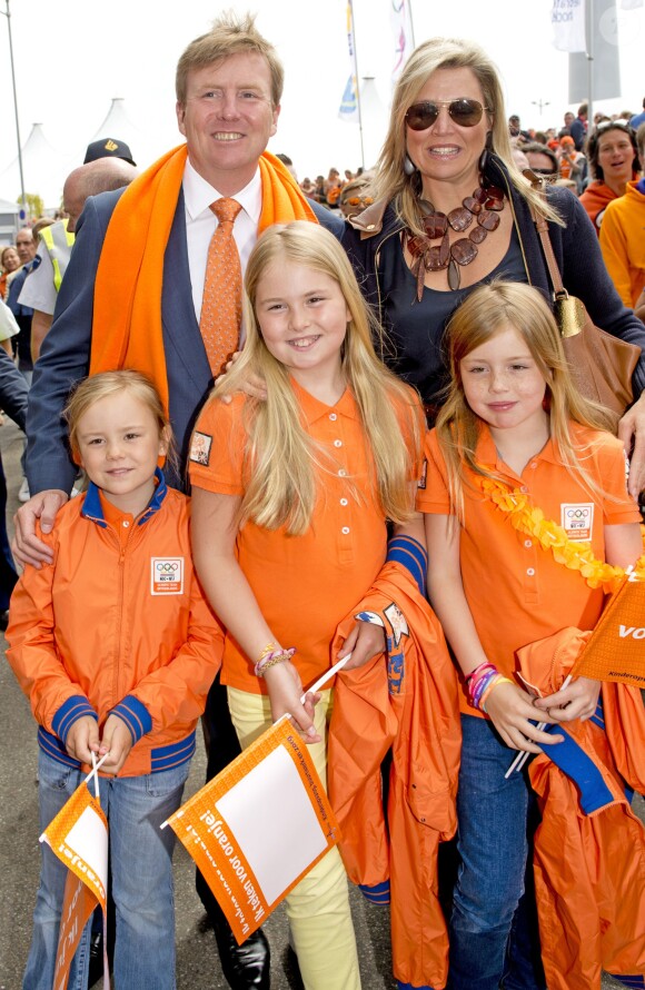 Le roi Willem-Alexander, la reine Maxima des Pays-Bas et leurs filles Ariane, Catharina-Amalia et Alexia à La Haye le 15 juin 2014 lors des championnats du monde de hockey