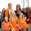 Le roi Willem-Alexander, la reine Maxima des Pays-Bas et leurs filles Ariane, Catharina-Amalia et Alexia à La Haye le 15 juin 2014 lors des championnats du monde de hockey