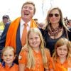 Le roi Willem-Alexander, la reine Maxima des Pays-Bas et leurs filles Ariane, Catharina-Amalia et Alexia à La Haye le 15 juin 2014 lors des championnats du monde de hockey