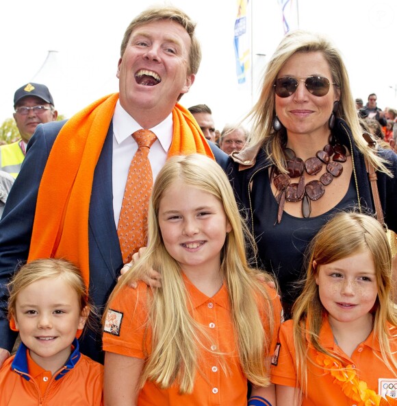 Le roi Willem-Alexander, la reine Maxima des Pays-Bas et leurs filles Ariane, Catharina-Amalia et Alexia à La Haye le 15 juin 2014 lors des championnats du monde de hockey