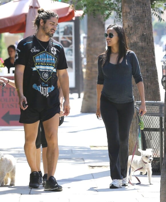 Zoe Saldana, enceinte, promène son chien avec des amis à Studio City, le 20 août 2014.