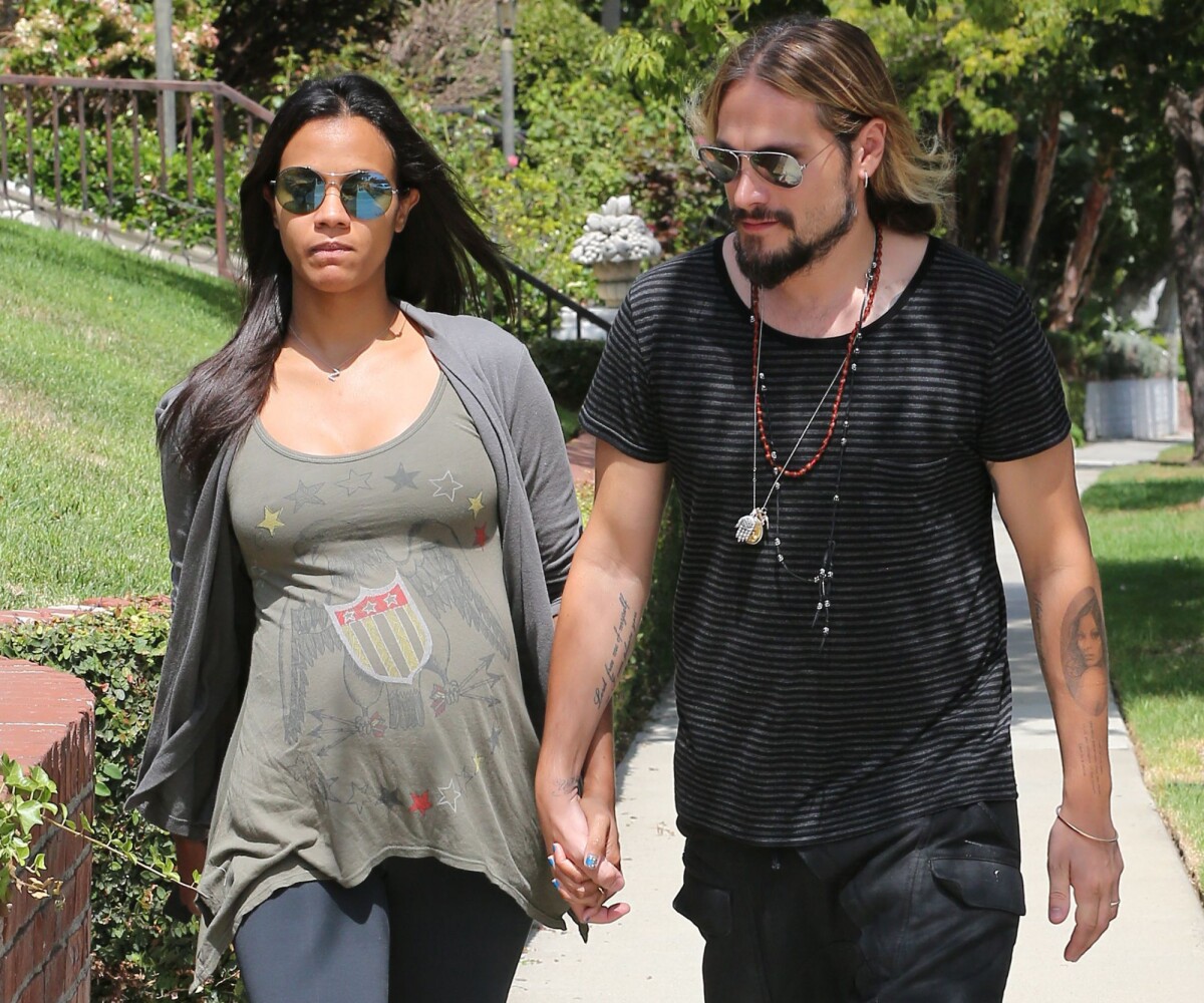 Vidéo Zoe Saldana enceinte et son mari Marco Perego se promènent main dans la main à Beverly Vidéo Zoe Saldana enceinte et son mari Marco Perego se promènent main dans la main à Beverly
