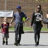 Pete Wentz, sa petite amie Meagan Camper, enceinte, et son fils Bronx passent l'après-midi au parc avec des amis à Los Angeles, le 30 mars 2014.