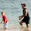Exclusif - Pete Wentz s'amuse sur la plage avec son fils Bronx à Hawaii, le 26 janvier 2014. 