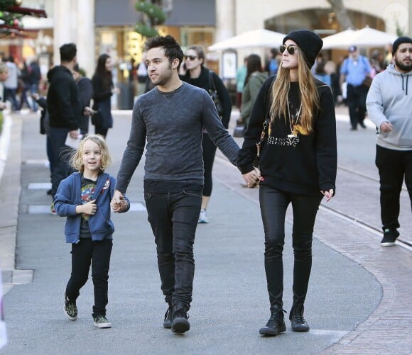 Pete Wentz, accompagné de sa petite amie Meagan Camper, emmène son fils Bronx faire du shopping pour Noel à Los Angeles, le 9 décembre 2013. 