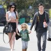 Pete Wentz avec son fils Bronx et sa compagne Meagan Camper dans les rues de Sherman Oaks, le 30 mars 2012. 