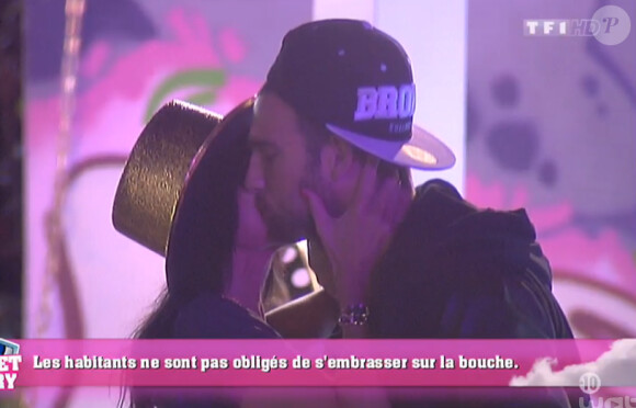 Nathalie embrasse Aymeric -Episode de "Secret Story 8" sur TF1. Le 21 août 2014.
