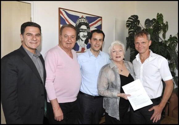Exclusif - Thierry Chassagne, Line Renaud, Jean Valere, Jef Cahours et Hervé Saouzanet (en rose) lors de la signature du nouveau contrat de Line Renaud avec Warner, le 20 mai 2010 à Paris.