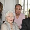 Exclusif - Rose-Hélène Chassagne, Line Renaud, Hervé Saouzanet, Thierry Chassagne lors de la signature du nouveau contrat de Line Renaud avec Warner, le 20 mai 2010 à Paris.