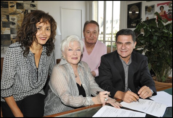 Exclusif - Rose-Hélène Chassagne, Line Renaud, Hervé Saouzanet, Thierry Chassagne lors de la signature du nouveau contrat de Line Renaud avec Warner, le 20 mai 2010 à Paris.