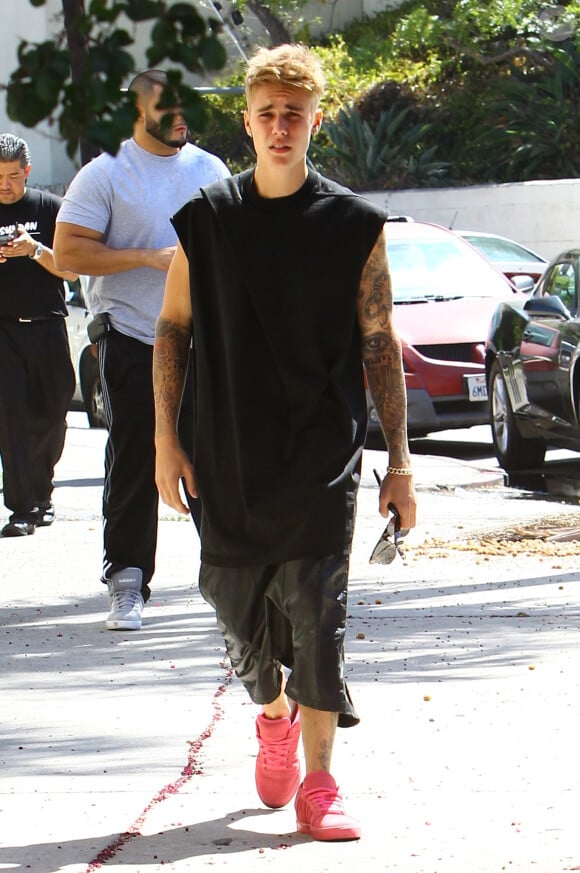 Le chanteur Justin Bieber est allé déjeuner avec un ami à Los Angeles, le 22 aout 2014.