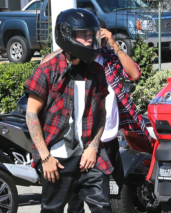 Le chanteur canadien Justin Bieber s'amuse à conduire des Can-Am Spyder (motos à trois roues) avec un ami à Los Angeles, le 21 août 2014.