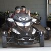 Le chanteur Justin Bieber s'amuse à conduire des Can-Am Spyder (motos à trois roues) avec un ami à Los Angeles, le 21 août 2014.