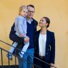 La princesse Estelle de Suède, 2 ans, entrait le 25 août 2014 à l'école, accompagnée de ses parents la princesse Victoria et le prince Daniel. La fillette débute son apprentissage à l'école Aventure à Danderyd (non loin du palais Haga, la résidence familiale), qui axe sa pédagogie sur la découverte de la nature.