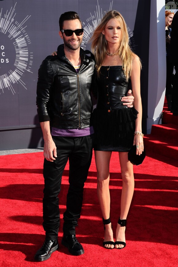 Adam Levine et Behati Prinsloo lors des MTV Video Music Awards à Los Angeles, le 25 août 2014.