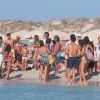 Ronaldo entouré de ses fans sur la plage de Formentera sous les yeux de sa belle fiancée Paula Morais, le 21 août 2014
